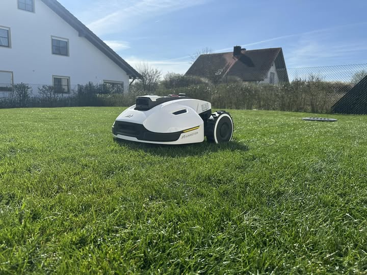 Rasenroboter winterfest machen – Pflege, Lagerung & Batterie-Tipps