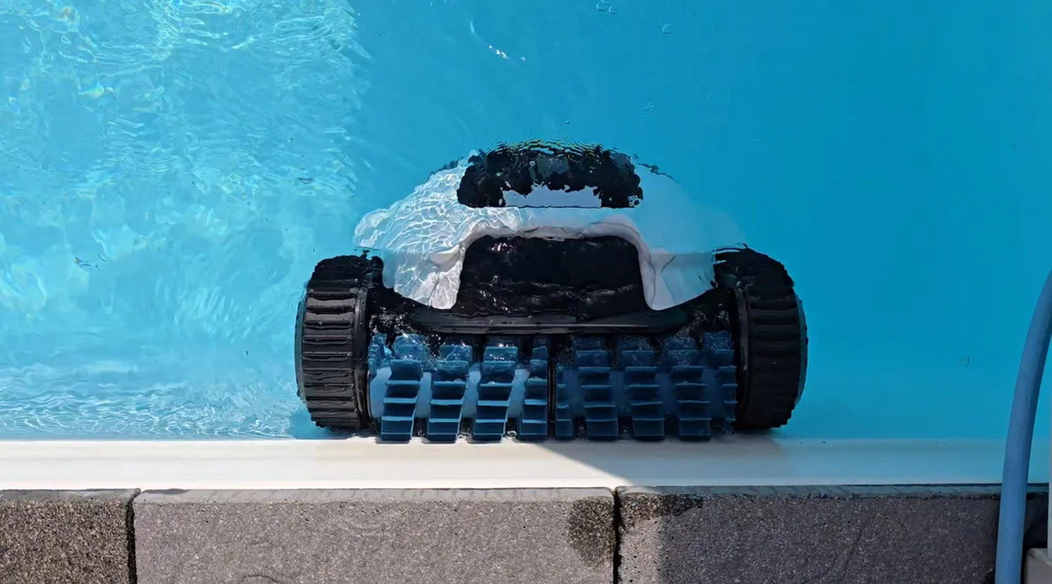 Was ist besser, Poolroboter mit Akku oder Kabel?