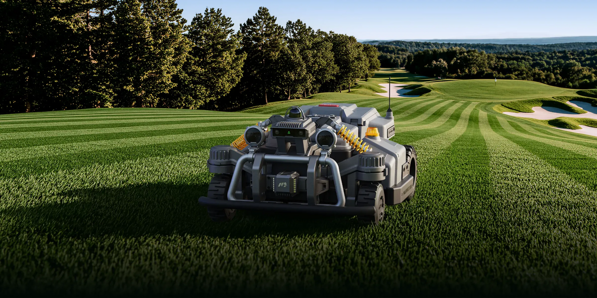 Maston pflegt das Fairway eines Golfplatzes